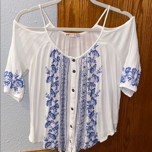 Shoulder cut out. Mid sleeve. Boho top